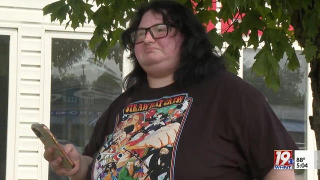 雨天充电时玩手机被电击 美国女子短暂失忆