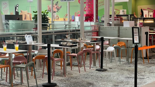 外墙玻璃板从四楼坠落一楼 砸伤星悦汇两家餐厅食客