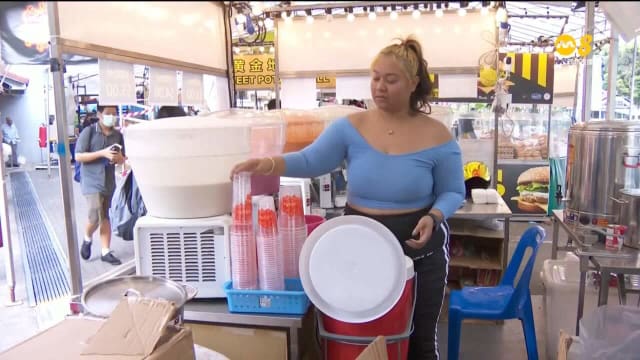 尽管产品价格高 但更多年轻摊贩加入传统夜市