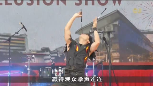 大批东北区居民身穿红白衣服 聚集榜鹅为国庆生