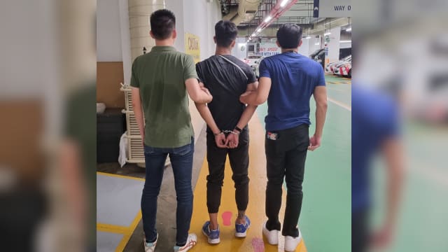 五男女疑酒店客房内吸毒后起纠纷 警方调查后逮捕涉案者