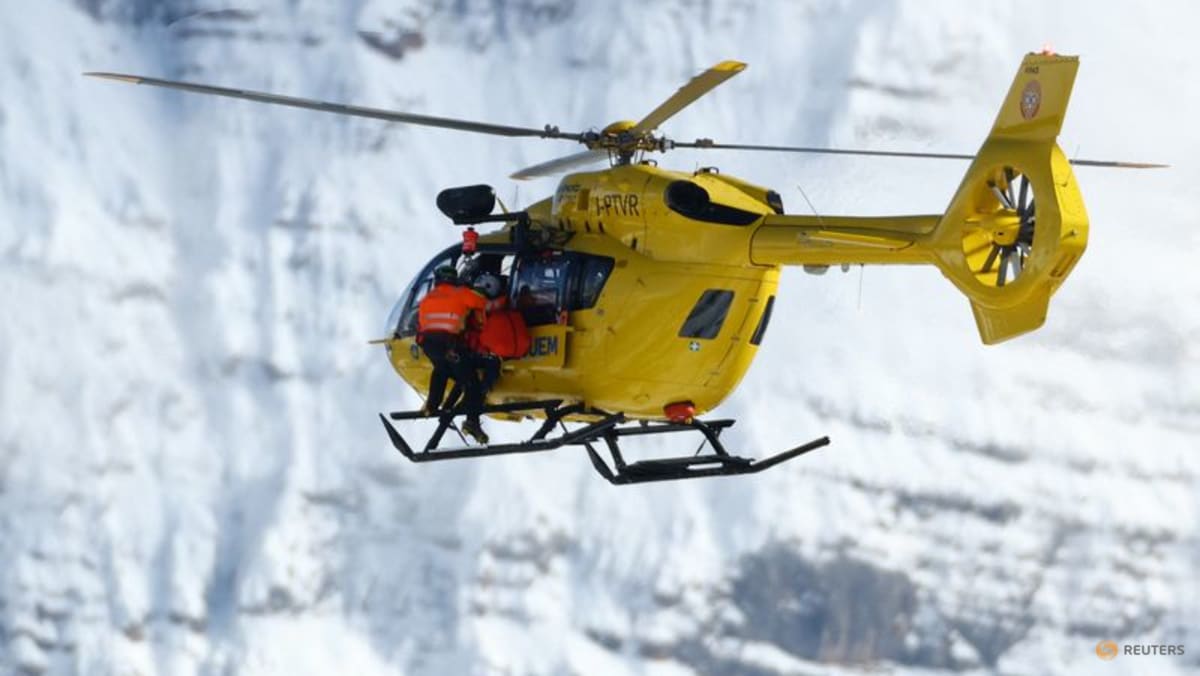 Alpine skiing-Vonn flown to hospital after horror downhill crash