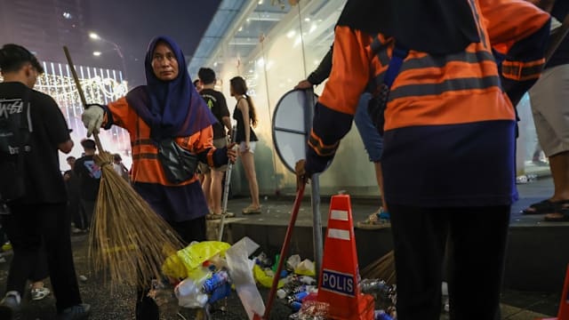 在马国新山乱丢垃圾 狮城男子接违规通知单