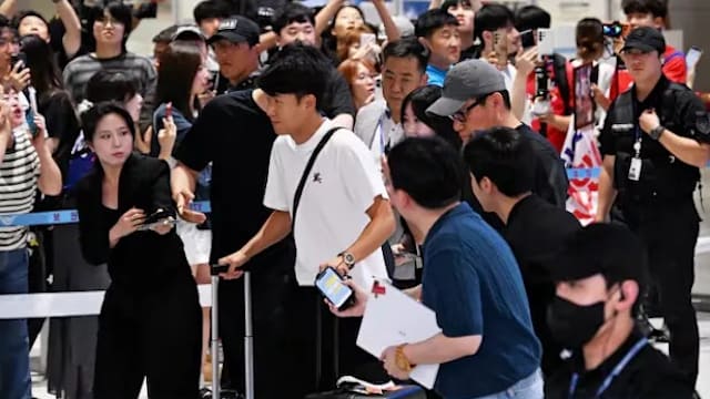 孙兴慜返韩获球迷欢迎鼓励 与洪明甫遭狂嘘待遇两极