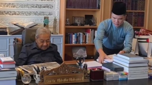 跌倒致骨折 马哈迪休养两月后重返岗位