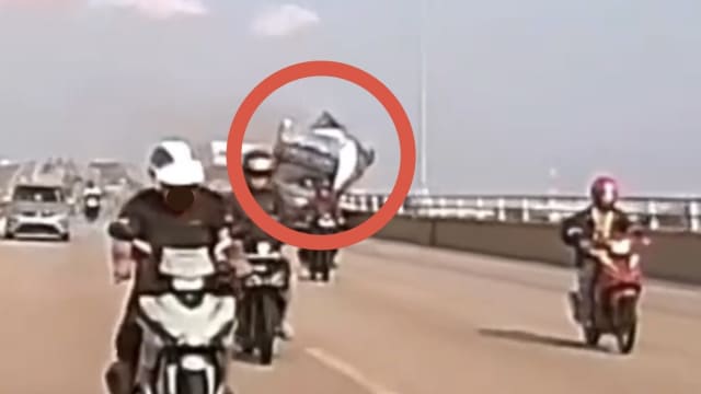丙二醇液体罐坠柔佛海峡 环境局：避免在大士关卡水域进行水上活动