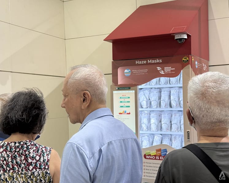 Singapore brings forward N95 mask distribution amid worsening haze Singapore brings forward N95 mask distribution amid worsening haze