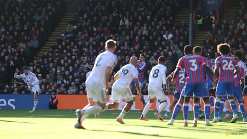 Arsenal held by 10-man Chelsea, Liverpool halt woeful run