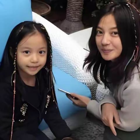 赵薇女儿15岁惊喜成长！母女机场曝光，小公主继承妈妈招牌大眼睛