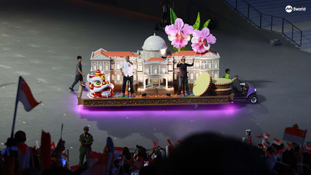 武术表演与六组花车亮相 向各行各业国人致敬