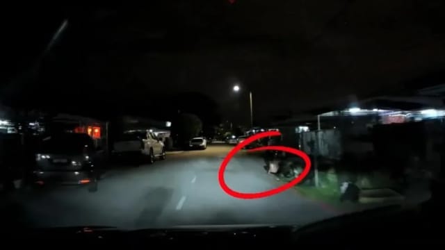 难民孩子坐马路旁 马国车主怒轰：出车祸谁负责