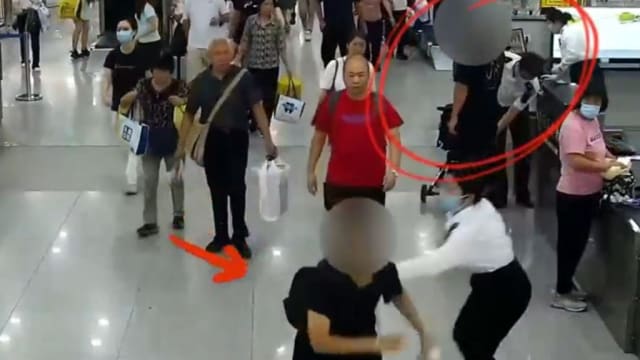 男女身绑逾百部旧手机借婴儿车掩护闯关 女子事败弃婴逃跑