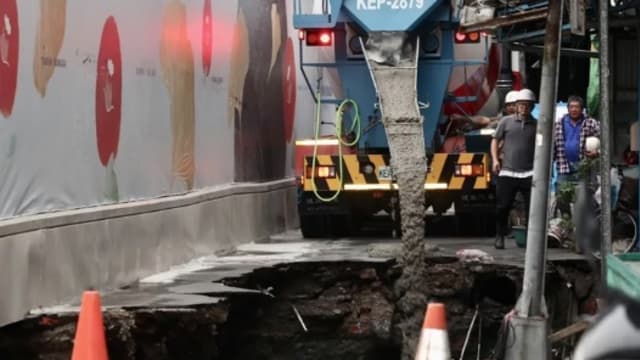台湾建筑工地施工造成15米坑洞 吞摩托车