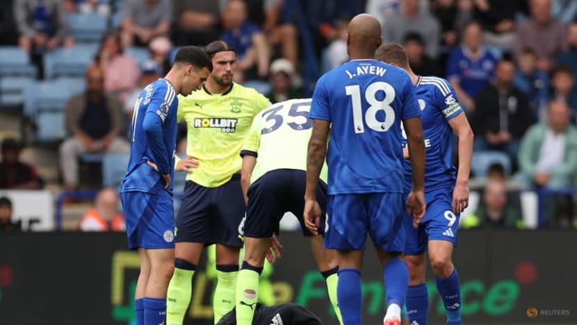 Referee Webb substituted due to head injury on Premier League debut