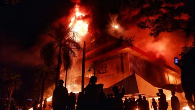 印尼示威行动蔓延 示威者在市政大楼纵火至少三人死亡