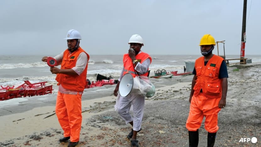 Cyclone hits Bangladesh as nearly 1 million people flee inland for shelter Cyclone hits Bangladesh as nearly 1 million people flee inland for shelter