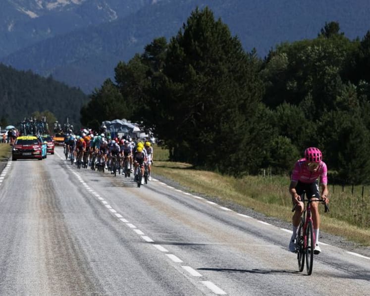 Tour de France riders brace for scorching conditions as heatwave sweeps in
