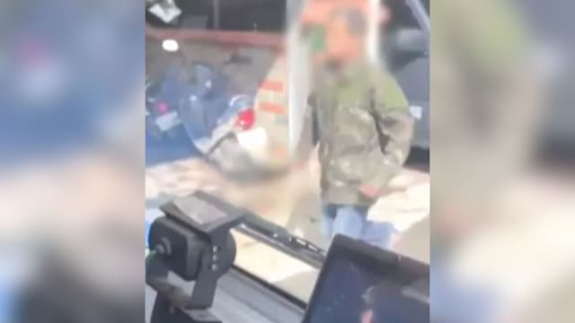 不满追不到垃圾车 台湾男子持西瓜刀欲砍司机 