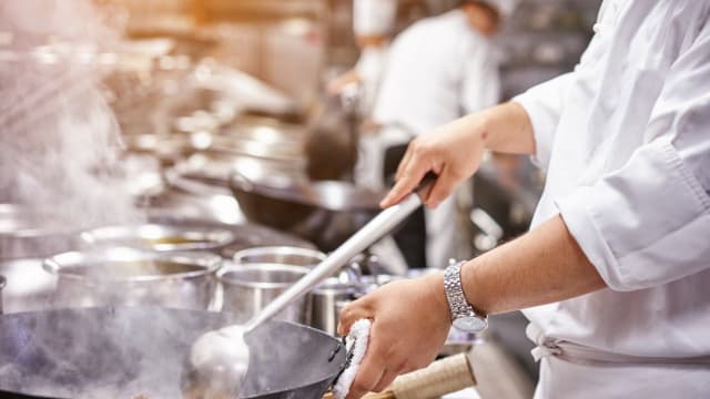 室内口罩规定即将放宽 但处理食物者仍需继续戴口罩或防飞沫透明口罩