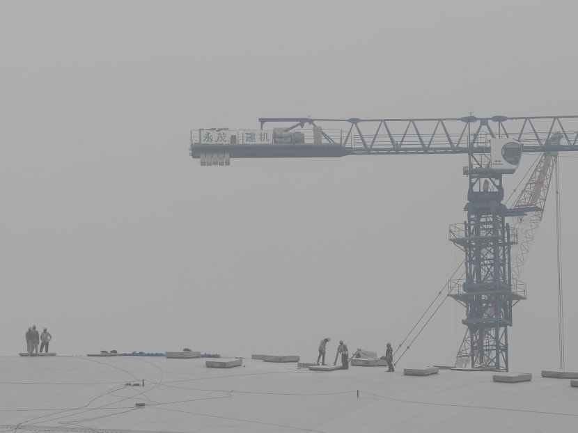 Construction workers are seen working against a hazy skyline in Kuala Lumpur, Malaysia, Oct 19, 2015. Photo: AP