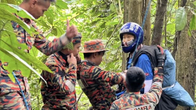 韩籍男子在马国滑伞 失控坠落悬挂在50米高树上