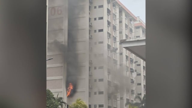 西海岸一组屋单位失火 附近居民称听见爆炸声
