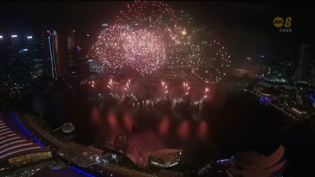 国庆演出最后一幕 绚丽烟火点亮夜空