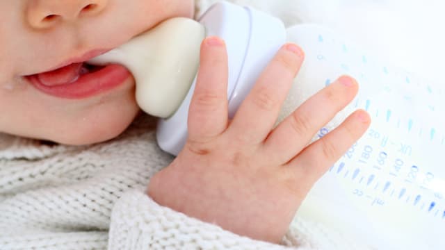 中国老人误把干燥剂 当成益生菌喂婴儿