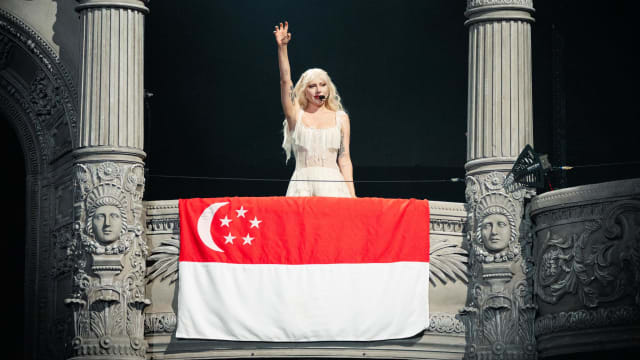 新加坡国旗高挂舞台！Lady Gaga燃爆开唱，深情告白“小怪兽”！