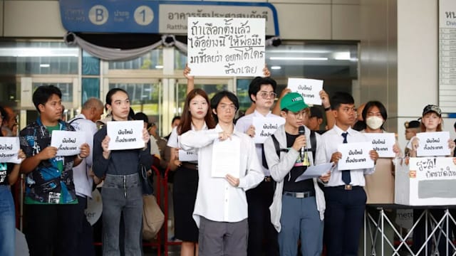 曼谷民众抗议要求重计选票和选委辞职