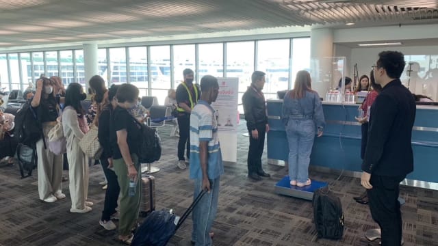 跟随曼谷航空步伐 泰亚航狮航也为乘客称重