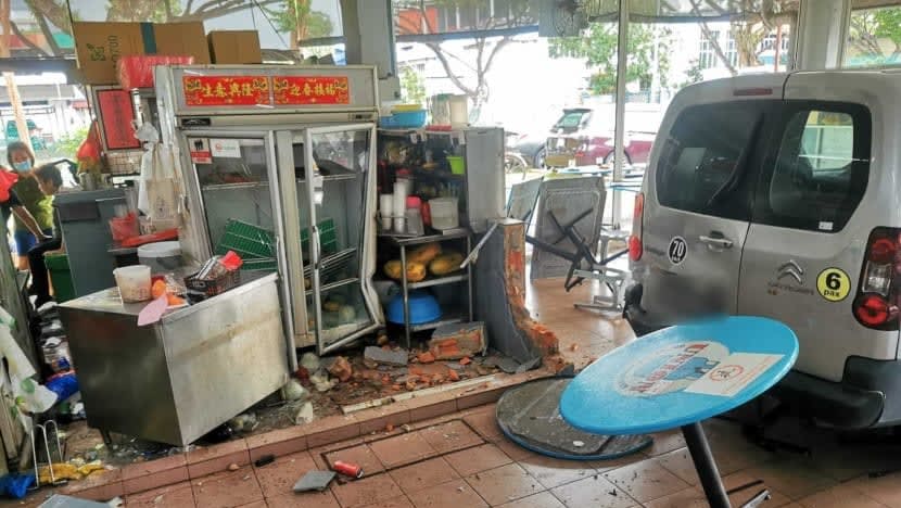 Pemandu didakwa cederakan 3 orang; undur van rempuh kedai kopi sesak di Tuas