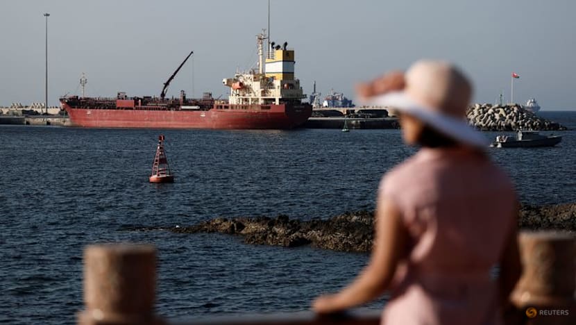 Oil falls over 6% as Trump predicts Middle East de-escalation