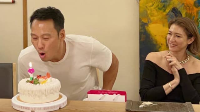 庆祝50岁生日　艾力克斯吃了10次蛋糕