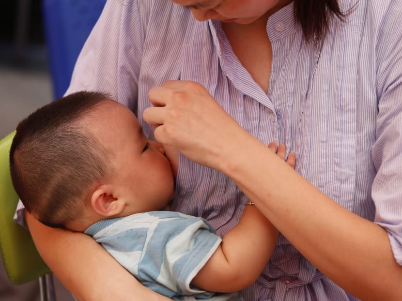 A mother breastfeeds her baby during an event to promote breastfeeding in Wuhan, central China's Hubei province, on Aug 3, 2013. A mother breastfeeds her baby during an event to promote breastfeeding in Wuhan, central China's Hubei province, on Aug 3, 2013.