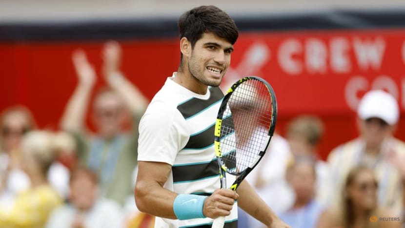 Alcaraz beats Lehecka in Queen's final to send Wimbledon statement