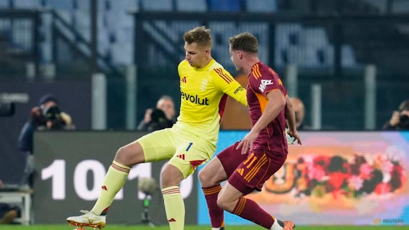 Roma remain in title hunt with 1-0 win over Como