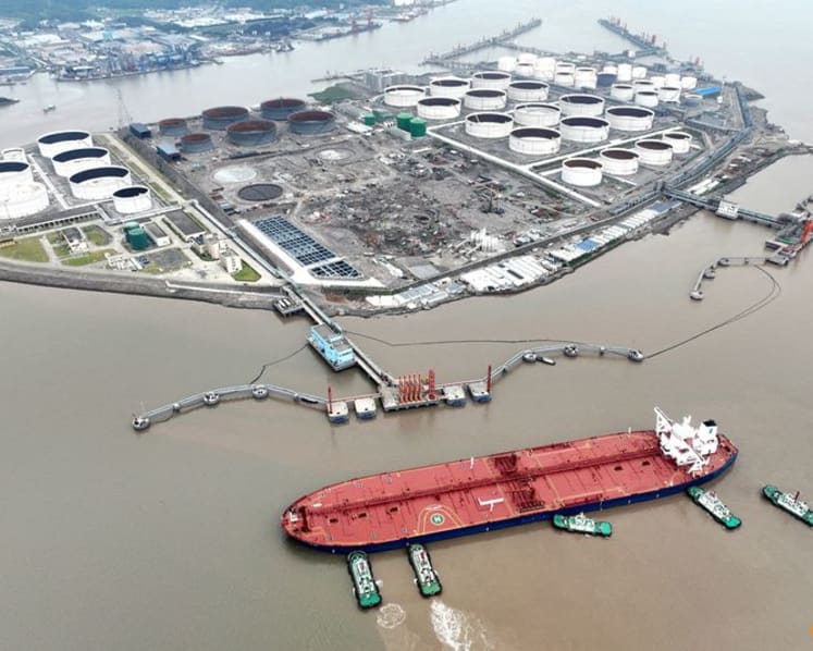 Oil settles lower on stronger dollar, fears of oversupply