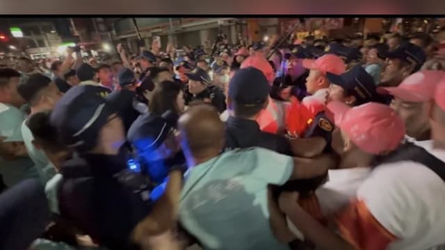 台湾妈祖绕境爆冲突 三警察受伤两人被捕