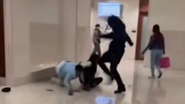 法院见杀子仇人后失控 美国父亲暴打对方被控