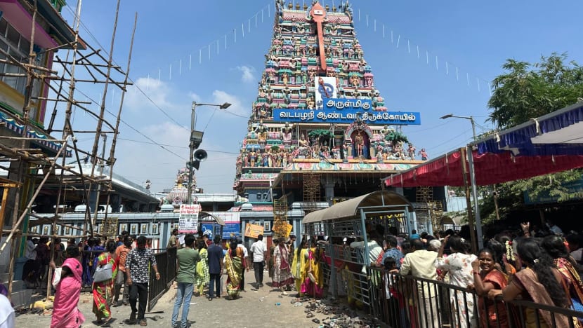 கடும் வெயிலையும் பொருட்படுத்தாமல் சென்னை வடபழனி ஆண்டவர் ஆலயத் தைப்பூசத்தில் திரண்டுள்ள பக்தர்கள் 
