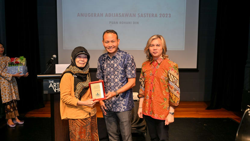 Penulis Rohani Din terima Anugerah Adijasawan Sastera, Hari Mastera diraikan Penulis Rohani Din terima Anugerah Adijasawan Sastera, Hari Mastera diraikan