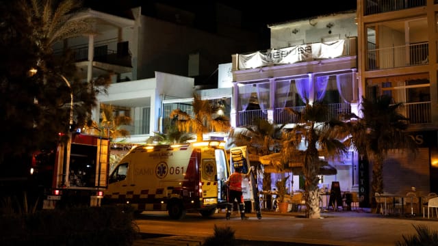 西班牙帕尔马海滩两层楼建筑倒塌 至少四人死亡