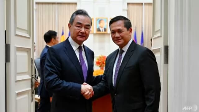 王毅访柬埔寨 会见洪森和即将接任首相的洪马内子
