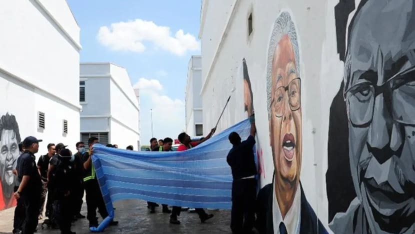 Mural gergasi potret pemimpin M'sia diconteng