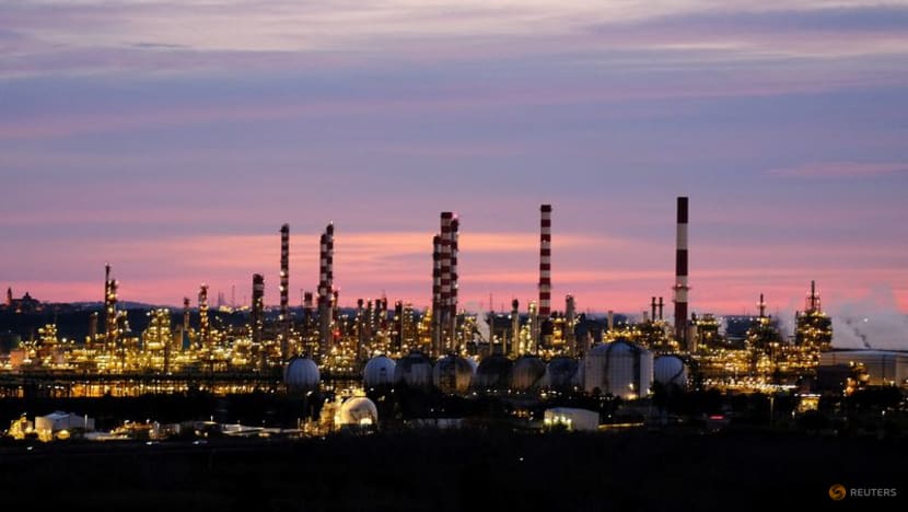 Oil little changed after hitting one-week low, oversupply concerns linger