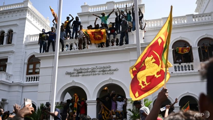 Penunjuk perasaan Sri Lanka undur diri dari bangunan pemerintah; berikar teruskan perjuangan Penunjuk perasaan Sri Lanka undur diri dari bangunan pemerintah; berikar teruskan perjuangan