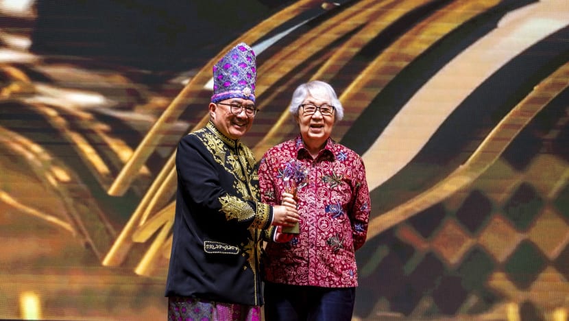 HUT RI ke-79, KBRI Singapura anugerahi Adinata Award ke Profesor ternama Tommy Koh HUT RI ke-79, KBRI Singapura anugerahi Adinata Award ke Profesor ternama Tommy Koh