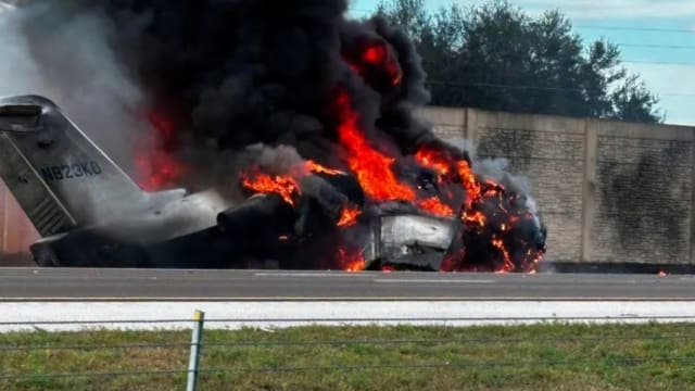 美国小型飞机引擎失灵坠公路 酿两死三伤
