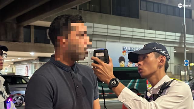交警试用新款酒测器 一男一女涉酒驾当场被捕